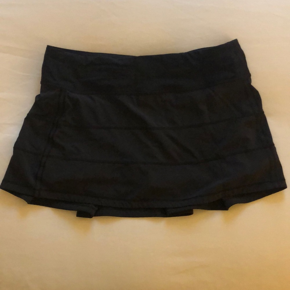 Lulu lemon black skirt. Size 6.